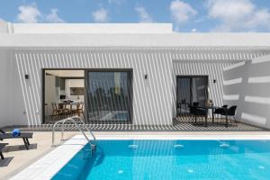 The swimming pool at or close to Armonia Suites