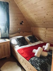 Ένα ή περισσότερα κρεβάτια σε δωμάτιο στο Domki Góralskie Hawrań i Murań