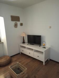 una sala de estar con TV en un armario blanco en Holiday Home Krasica, en Bakar