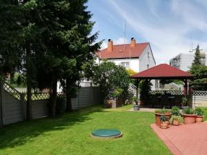 einen Hinterhof mit einem Trampolin im Gras in der Unterkunft Ferienwohnung Marie in Michelau