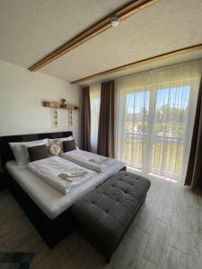 A bed or beds in a room at Platán Apartmanház Még 37 kép