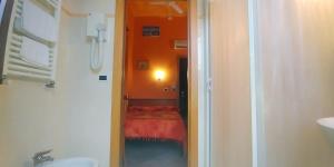 Koupelna v ubytování Porto Recanati Zimmer + 37 fotografií