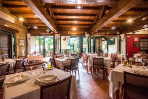 A restaurant or other place to eat at Hotel El Faixero Tradicional
