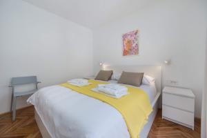 Postel nebo postele na pokoji v ubytování Apartments Ema