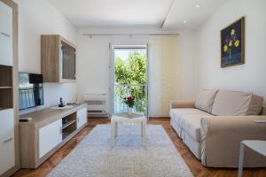 Kuchyň nebo kuchyňský kout v ubytování Apartments Ema + 32 fotografií