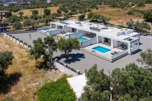 The swimming pool at or close to Armonia Suites