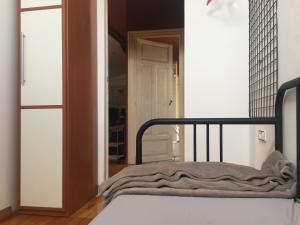 um quarto com uma cama num quarto com um espelho em Ático en el centro de Logroño em Logroño