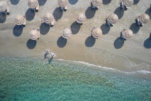 - une vue aérienne sur une plage avec un tas de rochers dans l'établissement Vincci EverEden, à Anavyssos