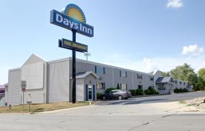 un letrero de la calle frente a un edificio en Days Inn by Wyndham Cedar Falls- University Plaza, en Cedar Falls