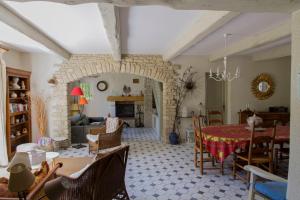 Restaurant o un lloc per menjar a Maison de campagne au charme provençal