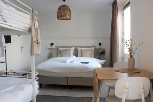 Uma cama ou camas num quarto em Hotel Paradis Zandvoort