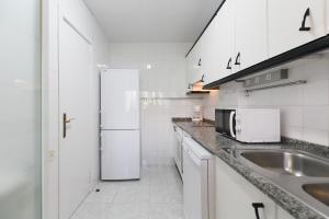 Kuchyň nebo kuchyňský kout v ubytování UHC Scala Mar Apartments