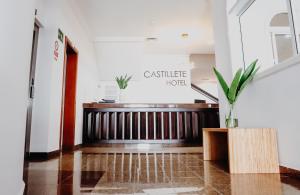 a lobby with a bench and a sign that reads castle hotel at Hotel Castillete in Santa Cruz de la Palma