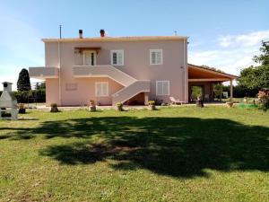 a house in the middle of a yard at Agriturismo Susanna e Atria in Bibbona