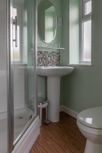 A bathroom at Roedean Guest House 