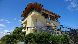 ein Gebäude mit einem Dach darauf in der Unterkunft Altay Guest House in Lozenets