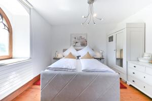 Postel nebo postele na pokoji v ubytování Schloss zu Hopferau