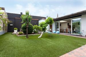 a small yard with a green lawn at Boutique B&B The Townhouse in Bruges