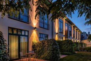 a building with a table in front of it at Recknitztal-Hotel Marlow in Marlow