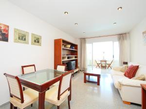 ein Wohnzimmer mit Tisch und Couch in der Unterkunft Apartment Cabo Mar by Interhome in El Campello