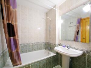 ein Badezimmer mit Waschbecken und Badewanne und Waschbecken in der Unterkunft Apartment Cabo Mar by Interhome in El Campello + 9 Fotos