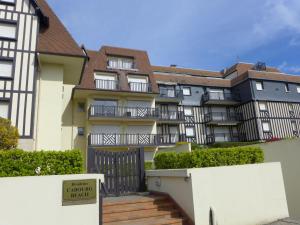 ein Apartmenthaus mit einem Schild davor in der Unterkunft Apartment Cabourg Beach by Interhome in Cabourg