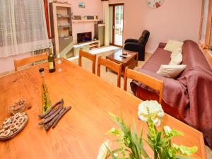 ein Wohnzimmer mit Tisch und Couch in der Unterkunft Holiday Home Lolita by Interhome in Račišće + 18 Fotos