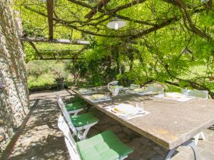 einen Tisch und Stühle unter einer Pergola in der Unterkunft Holiday Home I Casali Del Re by Interhome in San Vito