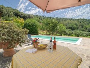 einen Tisch mit zwei Flaschen Wein und einer Schale Obst in der Unterkunft Holiday Home I Casali Del Re by Interhome in San Vito