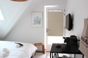 Uma televisão e/ou sistema de entretenimento em Hotel Paradis Zandvoort