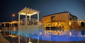 Bazén v ubytování Aphrodite Beach Hotel nebo v jeho okolí