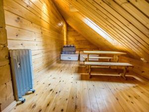 una camera con due panche in una cabina di legno di Holiday Home Meripoika by Interhome a Heinjoki