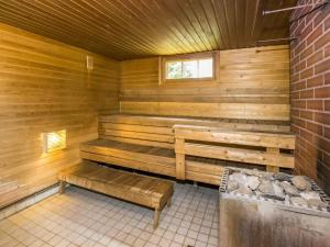 una sauna in legno con panche e una finestra di Holiday Home Meripoika by Interhome a Heinjoki