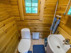 un bagno con un water e un lavandino di Holiday Home Meripoika by Interhome a Heinjoki Altre 7 foto
