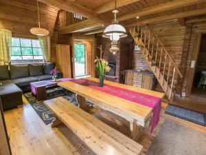 una sala de estar con una mesa de madera y escaleras en Holiday Home Merenneito by Interhome, en Heinjoki