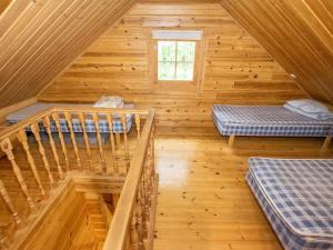 Cabaña de madera con 2 camas y ventana en Holiday Home Meritähti by Interhome, en Heinjoki
