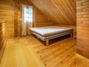 Cama con colchón en una habitación de madera con ventana en Holiday Home Meritähti by Interhome, en Heinjoki