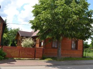 ビャウォヴィエジャにあるHoliday Home Stoczek by Interhomeの塀と木の木造家屋