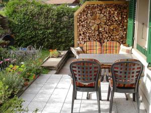 einen Tisch und Stühle auf einer Terrasse in der Unterkunft Apartment Bärgfriede by Interhome in Oberwil