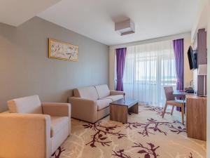 sala de estar con sofá y mesa en New Belvedere, en Mangalia