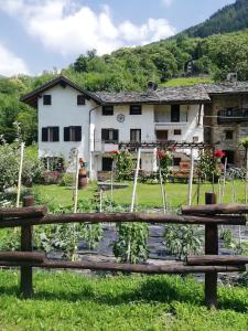 ein Haus mit einem Zaun davor in der Unterkunft Ranch Dei Salassi del Suc in Lillianes