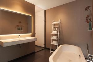 Een badkamer bij Van der Valk hotel Veenendaal