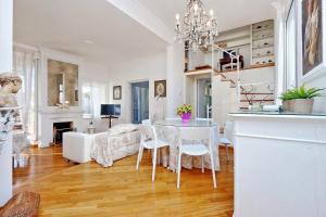 A seating area at RomeAsYouLike - Arancio Apartments N° 10