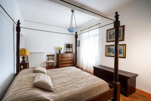 VilloreにあるPoggio a Sieveのベッドルーム(天蓋付きベッド1台、ドレッサー付)