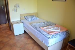 Postel nebo postele na pokoji v ubytování Hotel Pelikan