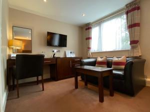 TV a/nebo společenská místnost v ubytování Birmingham Great Barr Hotel