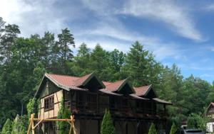 una casa con tetto piastrellato di Cezar Dom Wczasowy a Ruciane-Nida