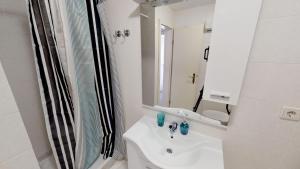Bilik mandi di LARA apartment by the sea & park +26 gambar
