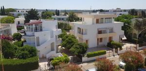eine Luftansicht eines weißen Hauses in der Unterkunft Appartamenti Rivabella Gallipoli in Rivabella