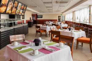 Restaurant o un lloc per menjar a Hotel Santa Fe Loreto by Villa Group